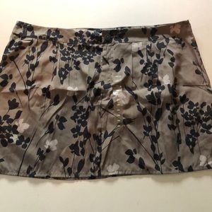 GAP Lightweight Gray Floral Skirt with Pockets